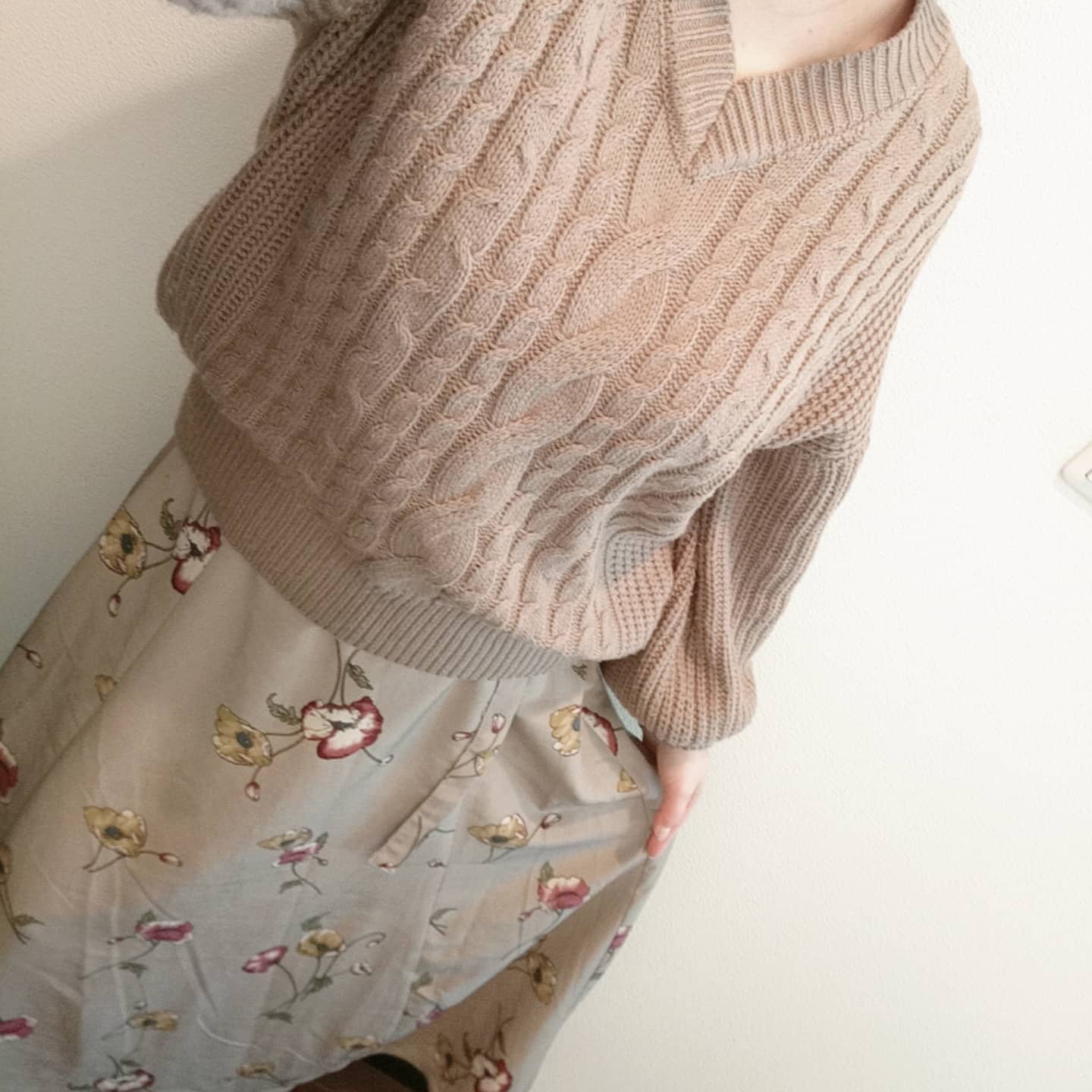 外出自粛の引きこもりコーデw·昼過ぎまでパジャマでいた·引きこもってても、ちゃんと着替えよう‪wと思い…·#楽チンコーデ 。·この花柄スカート本当着やすい·別な花柄スカートもGRLで予約したから、届くの楽しみ〜·ゴールデンウィークまで緊急事態宣言になったら出かけられないけどね…··#ワントーンコーデ #ブラウンコーデ #外出自粛中 #春コーデ #grlコーデ #クレイル【Instagram】